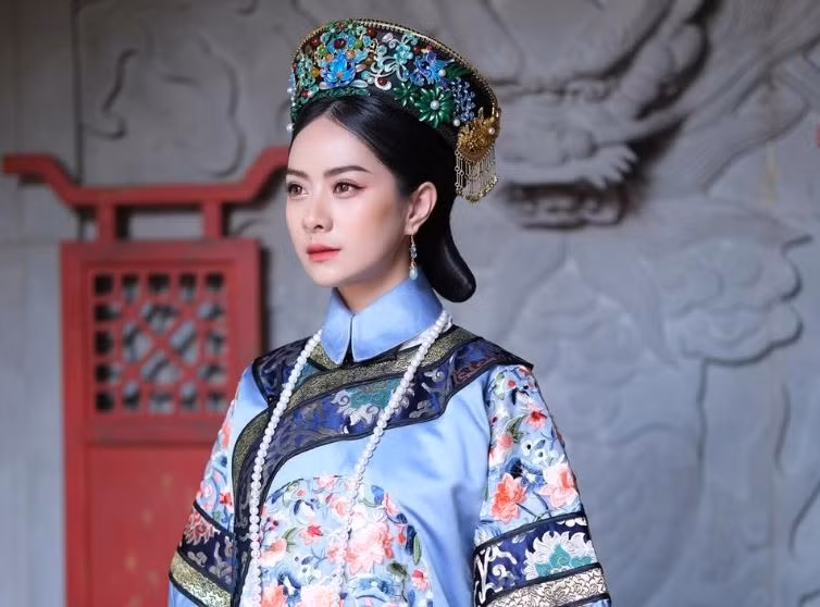 Leang Theara mang trong mình hai dòng máu Campuchia - Trung Quốc. Cô được mệnh danh là "nữ thần sắc đẹp" của chủ nhà kỳ Đại hội Thể thao Đông Nam Á lần thứ 32.