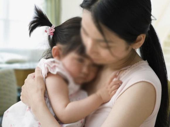 Vo triet san sau sinh 2 con gai bi ho hang ben noi mia mai