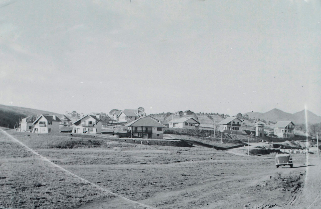 Toàn cảnh khu làng biệt thự Pháp ở Đà Lạt năm 1942-1944. "Ngôi làng" được xây trung trên một quả đồi cách bờ hồ Xuân Hương không xa.