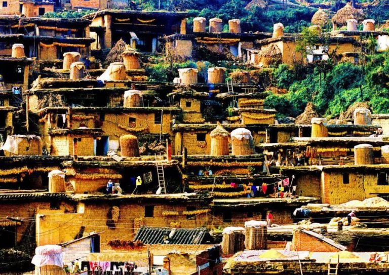  Làng Thành Tử nằm trên sườn đồi cao 200 m, có hơn 600 nhà cổ với tuổi đời lên tới 300 năm. Nếu để ý, bạn sẽ thấy những ký tự cổ của tộc Ma Thoa bên ngoài các ngôi nhà. Tuy nhiên, bên trong nhà, du khách lại thấy các ký tự cổ của người Hán. Ảnh:Dreamstime.