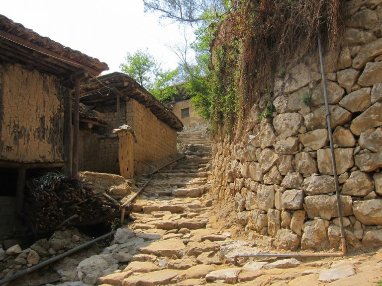 Hàng trăm ngôi nhà kết nối với nhau dựa trên cách xây dựng này. Chỉ cần xuất phát từ một ngôi nhà, bạn sẽ khám phá được hết toàn bộ làng cổ này. Các ngôi nhà ở làng Thành Tử đều được xây dọc theo sườn núi. Ảnh:Yunnanadventures.