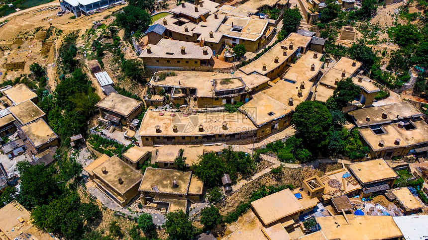 Điểm đáng chú ý nhất của làng Thành Tử là kiến trúc các căn nhà cổ. Phần mái của ngôi nhà này lại là ban công nhà hàng xóm. Do đó, nhìn từ trên cao, du khách sẽ thấy kiến trúc của ngôi làng giống như một “tổ mối” khổng lồ. Ảnh:699pic.