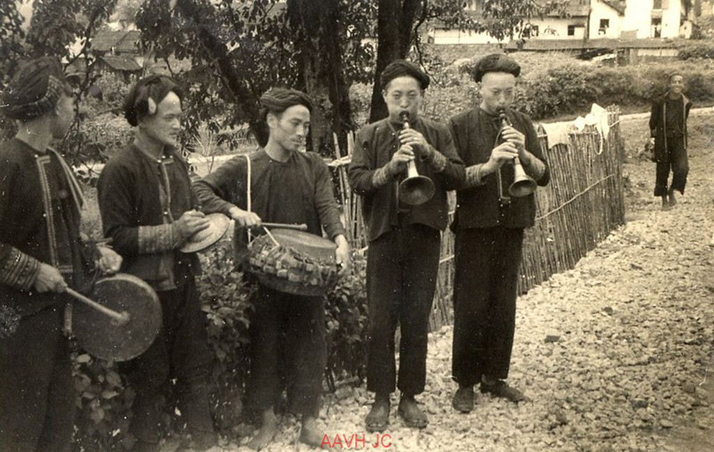 Nam giới dân tộc Dao đánh trống thổi kèn trong một buổi lễ ở Sa Pa .