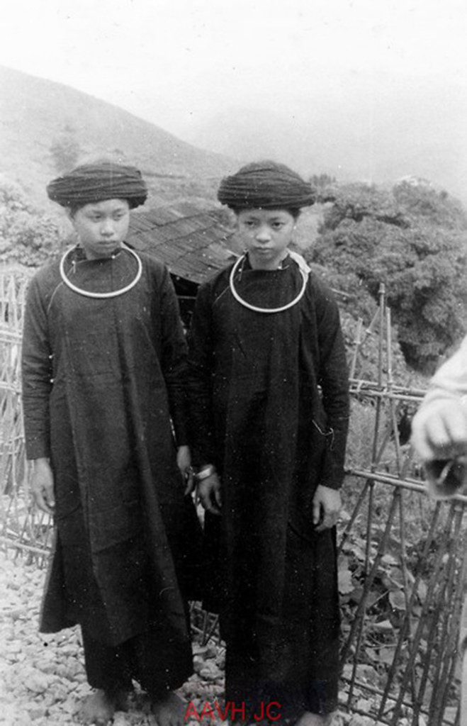 Hai cô gái Dao trong trang phục thường ngày.