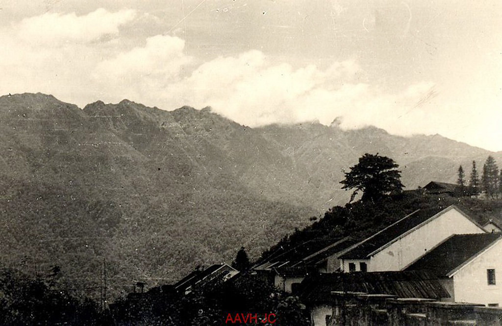 Đỉnh Phan Xi Păng nhìn từ thị trấn Sa Pa.