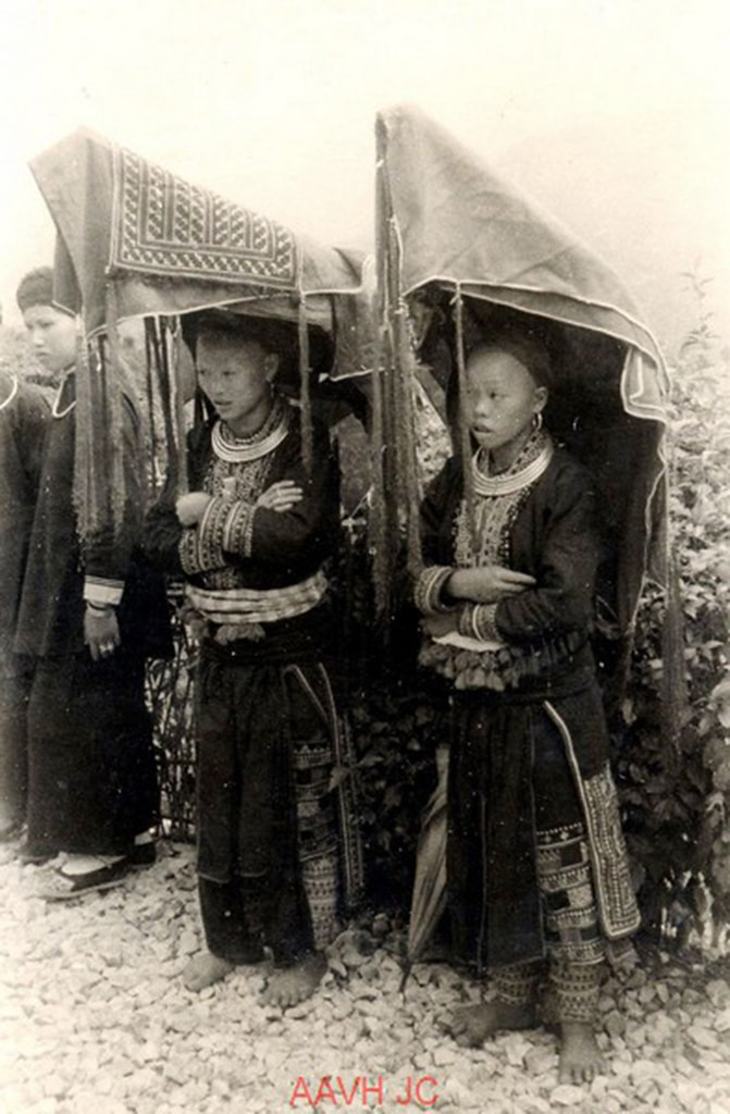 Các thiếu nữ người Dao mặc lễ phục.