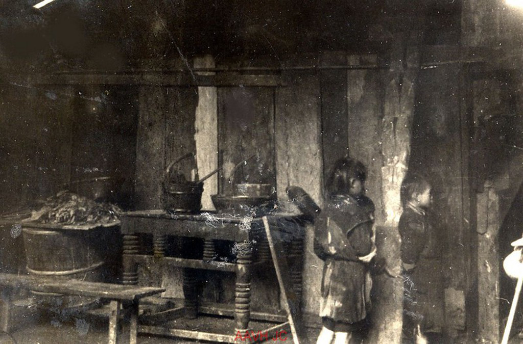 Hai đứa trẻ bên trong ngôi nhà.