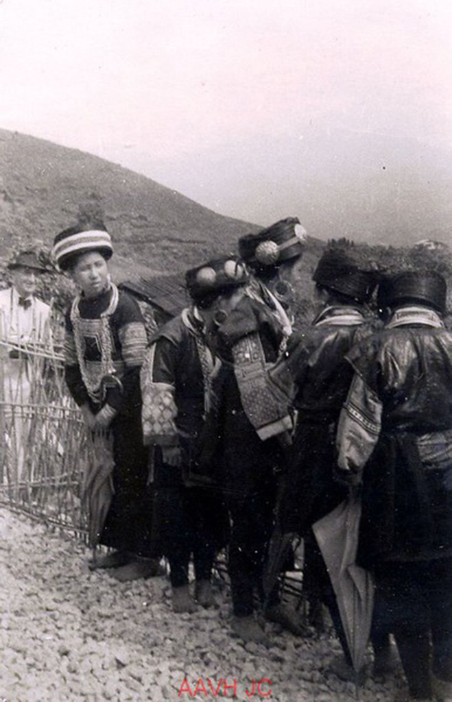 Những người phụ nữ H'Mông ở chợ Sa Pa.