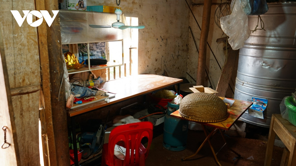 Góc học tập gắn bó suốt quãng thời gian thơ ấu của Oanh. Đến nay, dù đã có bằng thạc sỹ nhưng mỗi khi trở về gia đình, Oanh vẫn dùng làm nơi học tập.