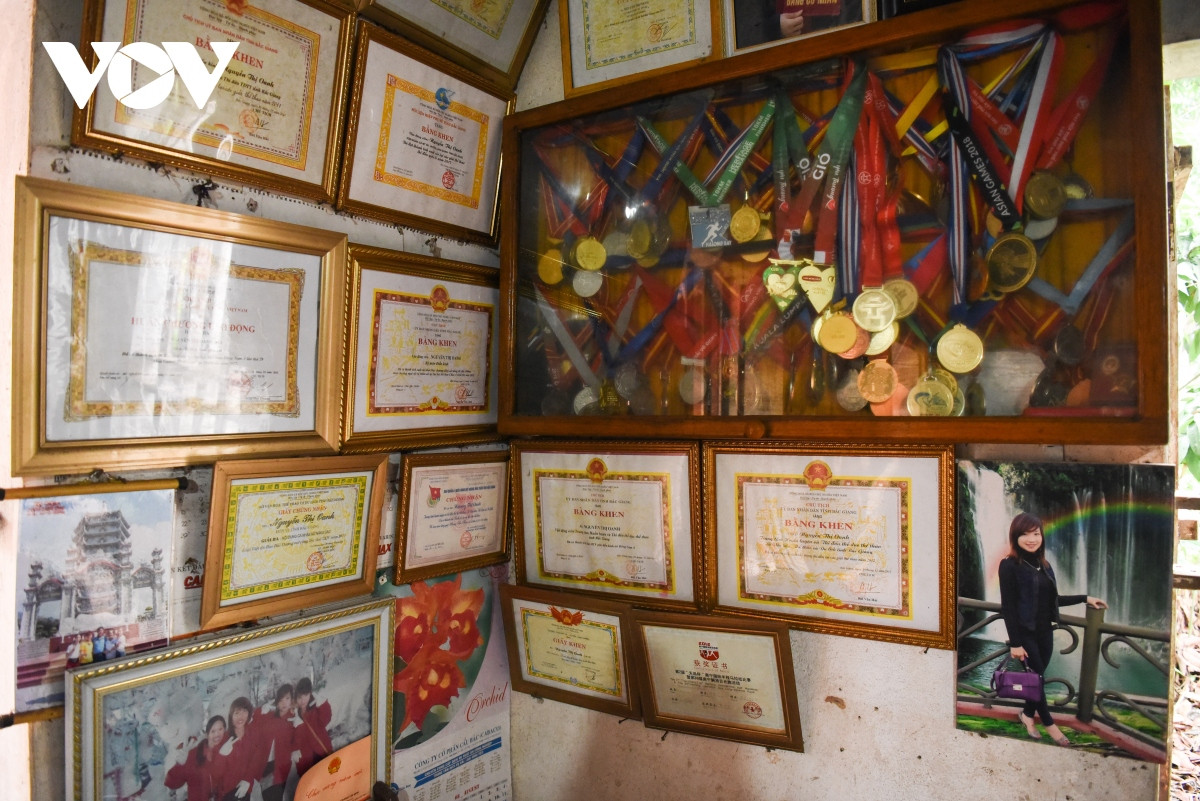 Nhiều bằng khen, huy chương được "trưng bày" trên góc tường của căn nhà nhỏ, cũ kỹ của gia đình Nguyễn Thị Oanh.