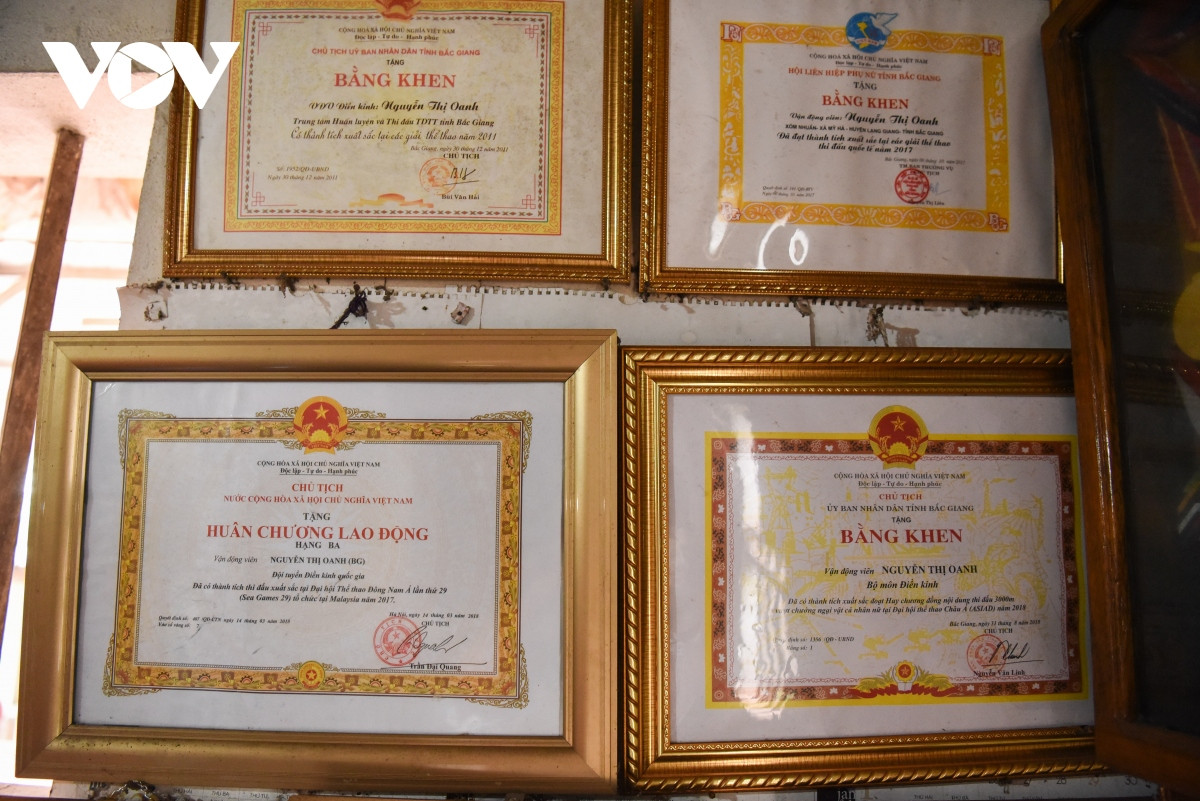 "Tài sản” quý giá nhất của Oanh và gia đình là những tấm bằng khen, huân chương khi cô giành được thành tích cao tại các cuộc thi đấu trong và ngoài nước.