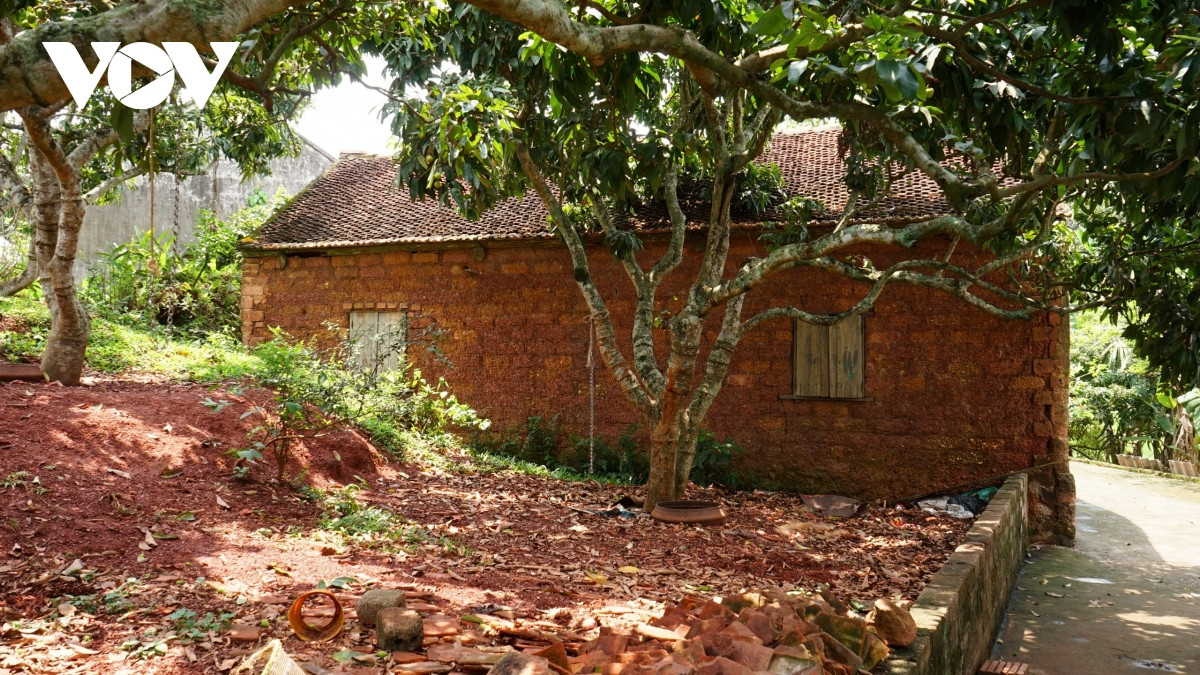 Ngày 11/5, đại diện Liên danh Chủ đầu tư dự án nhà ở xã hội Ever Green Bắc Giang tặng Nguyễn Thị Oanh một căn hộ (trị giá 700 triệu đồng). Công ty Cổ phần Phát triển Fuji Bắc Giang đã tài trợ kinh phí để Oanh và bố mẹ cải tạo ngôi nhà này ở quê. Hy vọng điều kiện ăn ở, sinh hoạt của gia đình Oanh sẽ được tốt hơn.