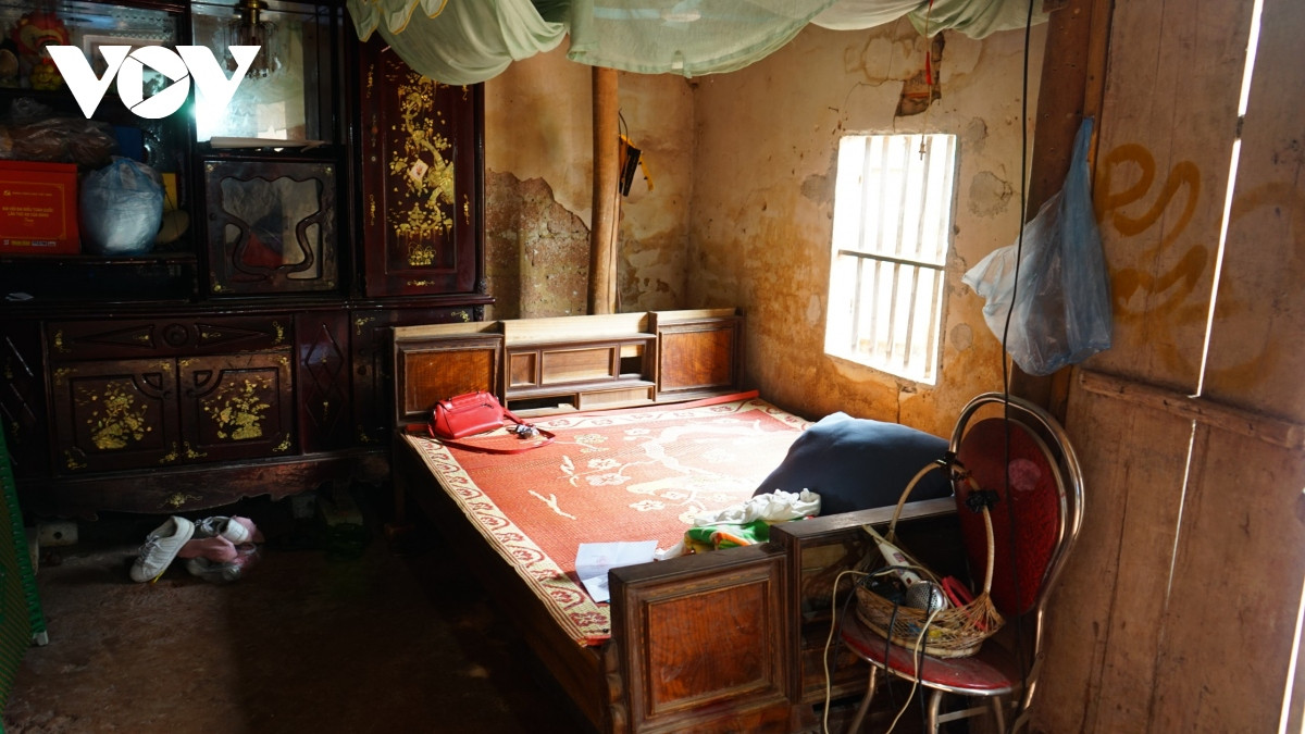 Đây là chiếc giường ngủ của Oanh trong những lần trở về gia đình.