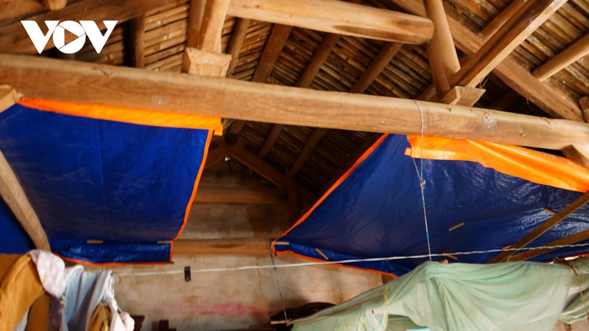Nóc nhà trên giường ngủ của Oanh phải căng bạt che vì có nguy cơ bị dột mỗi khi trời mưa...