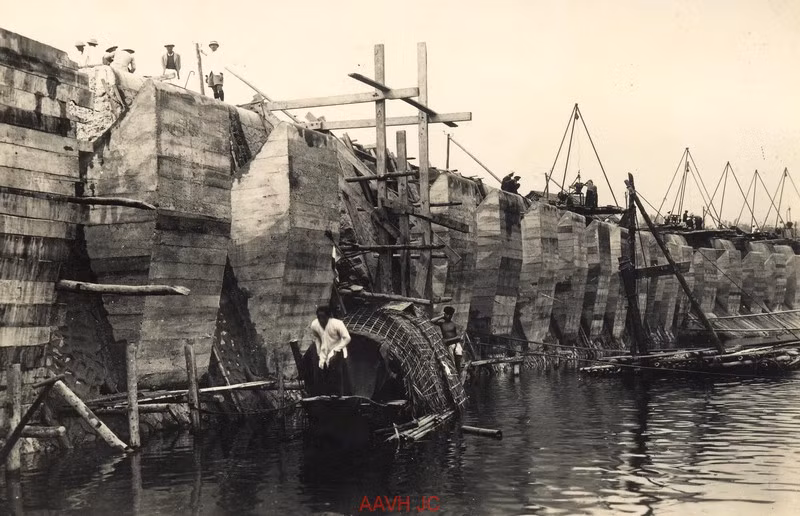Các công nhân tiến hành tu sửa đập Bái Thượng ở Thanh Hóa năm 1941. Công trình này được người Pháp xây dựng vào thập niên 1920, ngày nay nằm ở xã Xuân Dương huyện Thường Xuân, tỉnh Thanh Hóa. Ảnh: Aavh.org.