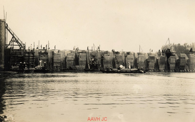 Toàn bộ hệ thống gồm đập Bái Thượng dài 160 mét, cao 20 mét bằng bê tông và một hệ thống kênh đào dài tổng cộng 110 km.