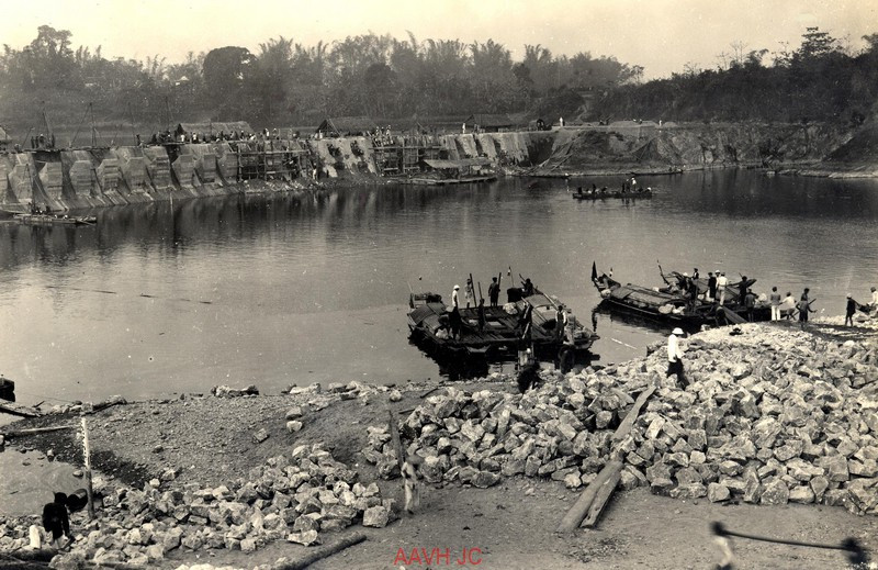 Đập chính được khởi công ngày 28/3/1920, khánh thành ngày 10/1/1926.