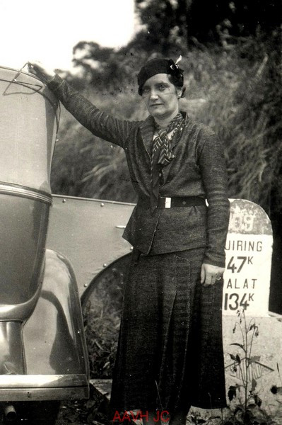 Người phụ nữ Pháp chụp ảnh trên đường từ Sài Gòn đi Đà Lạt. Theo cột mốc bên đường, địa điểm chụp cách Di Linh 47 km, cách Đà Lạt 134 km.