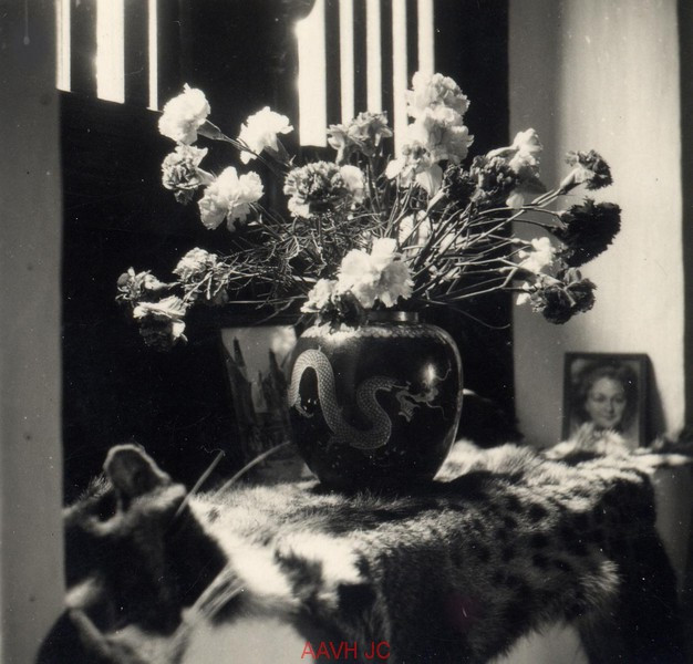 Bình hoa cẩm chướng trong phòng khách của một khách sạn ở Đà Lạt.