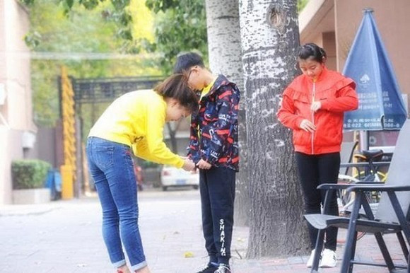 'Nguoi dan ong chi cao 1,2 met ket hon voi co gai xinh dep-Hinh-3