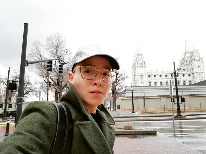 Anh chàng "lột xác" thành một hotboy điển trai. Đến năm 2018, Tú Lơ Khơ tiếp tục khiến dân tình xôn xao khi tổ chức đám cưới "siêu hoành tráng" với nữ doanh nhân lớn hơn 21 tuổi. Thời điểm đó, hôn lễ của anh và "nửa kia" được nhận xét là sang chảnh "bậc nhất" Hà Nội và nhận nhiều sự chú ý từ phía truyền thông cũng như cộng đồng mạng. Được biết, "bạn đời" của Tú Lơ Khơ là doanh nhân Irene Hoàng. Cô từng qua một lần đò và có con riêng.