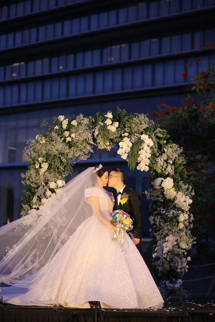 Sau gần 2 năm gây "bão" mạng, Tú Lơ Khơ hiện có cuộc sống kín tiếng bên bà xã khiến nhiều người không khỏi tò mò. Trên Fanpage cá nhân, anh chàng vẫn thường đăng tải nhiều clip TikTok hài hước và tương tác tích cực với fans.