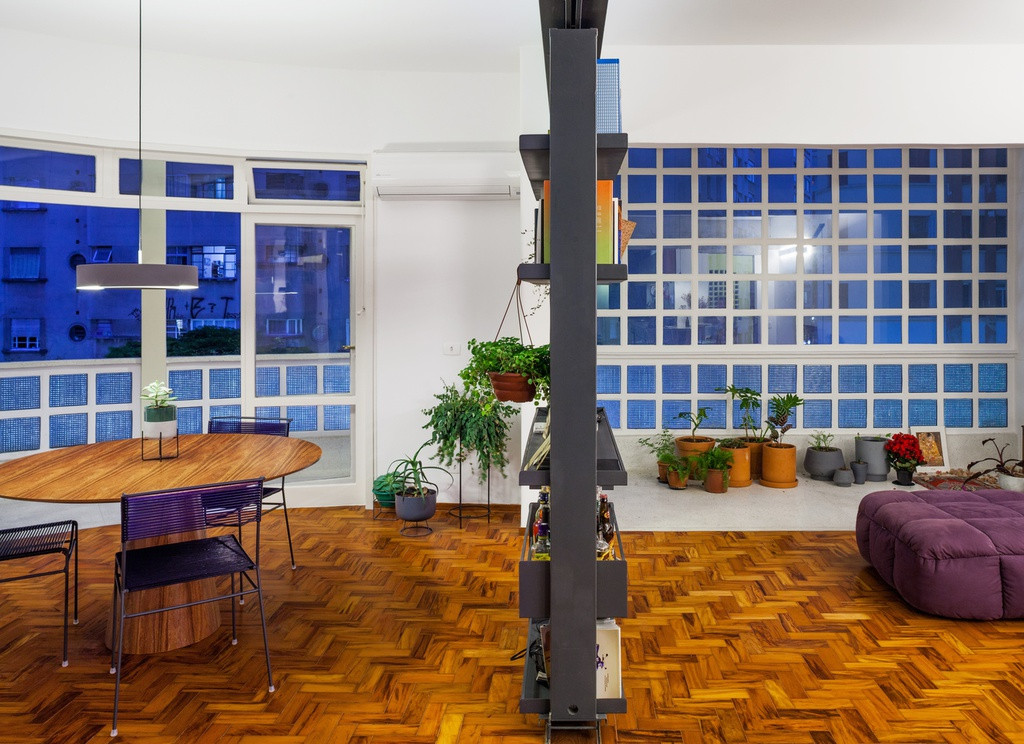 Tủ sách trượt, chạy trên một thanh ray kim loại được cố định vào dầm, tạo ra khả năng tích hợp và sử dụng khác nhau cho không gian lớn này .