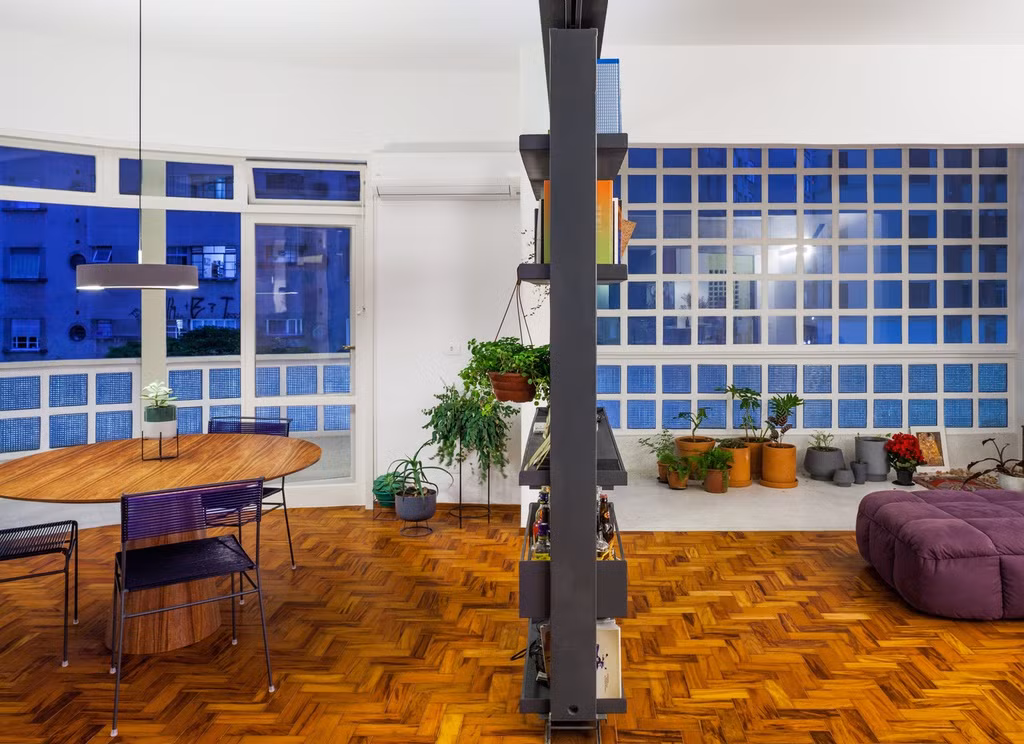 Tủ sách trượt, chạy trên một thanh ray kim loại được cố định vào dầm, tạo ra khả năng tích hợp và sử dụng khác nhau cho không gian lớn này .