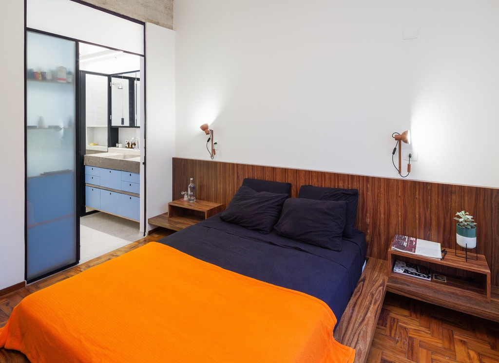 Phòng ngủ chính được thiết kế với các chi tiết nội thất màu nóng, tạo không gian ấm cúng, hoài niệm. Đồng thời phòng ngủ cũng có tầm nhìn thoáng ra những cây cọ phía trước tòa nhà nhờ cửa sổ lớn.