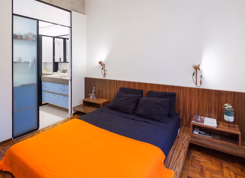 Phòng ngủ chính được thiết kế với các chi tiết nội thất màu nóng, tạo không gian ấm cúng, hoài niệm. Đồng thời phòng ngủ cũng có tầm nhìn thoáng ra những cây cọ phía trước tòa nhà nhờ cửa sổ lớn.