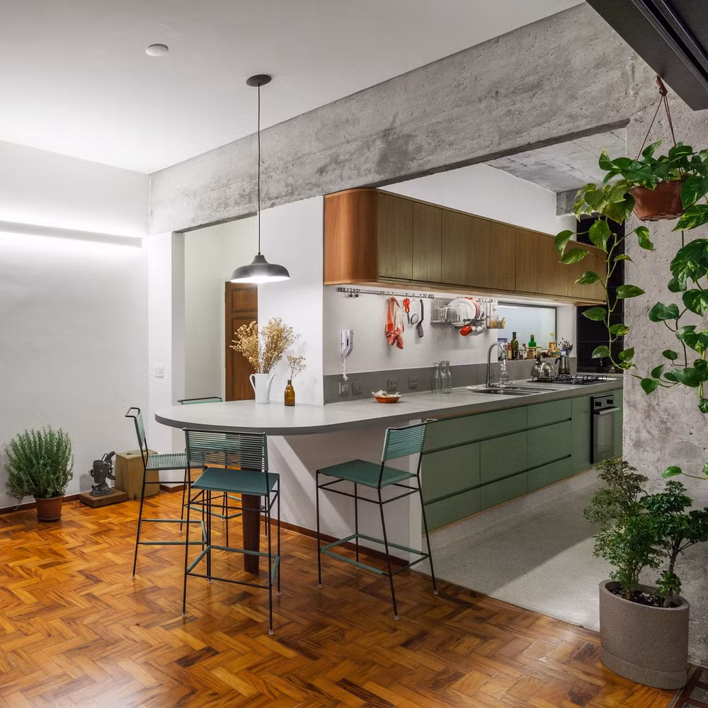 Nhà bếp, cũng được tích hợp với phòng khách, đã được tu sửa lại toàn bộ.