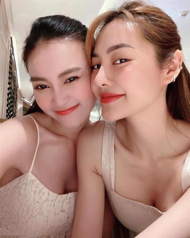 hông chỉ chơi thân, cặp mỹ nhân còn góp vốn kinh doanh trong lĩnh vực làm đẹp. Lâm Vinh Hải - bạn trai Linh Chi - còn là biên đạo múa cho Ninh Dương Lan Ngọc.