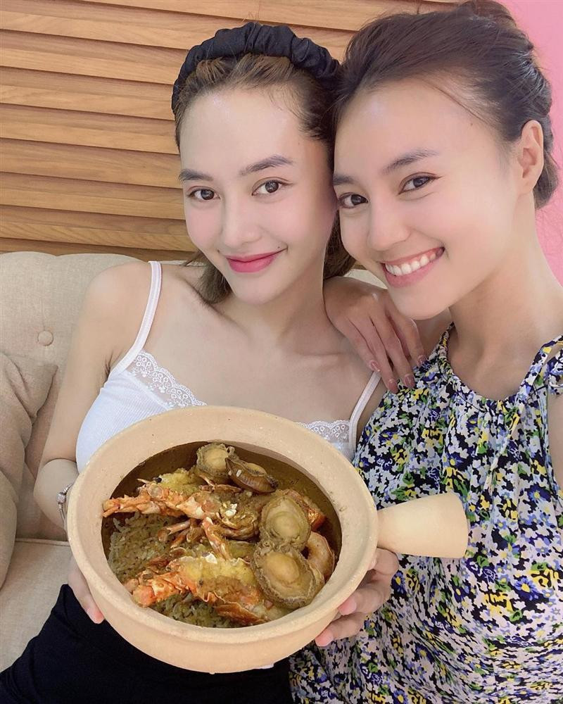 ả hai gặp gỡ nhau trên phim trường "Găng tay đỏ" vài năm trước. Từ "ác cảm" của cuộc gặp đầu, Linh Chi - Lan Ngọc nhanh chóng trở thành bạn thân thông qua quá trình làm việc chung.