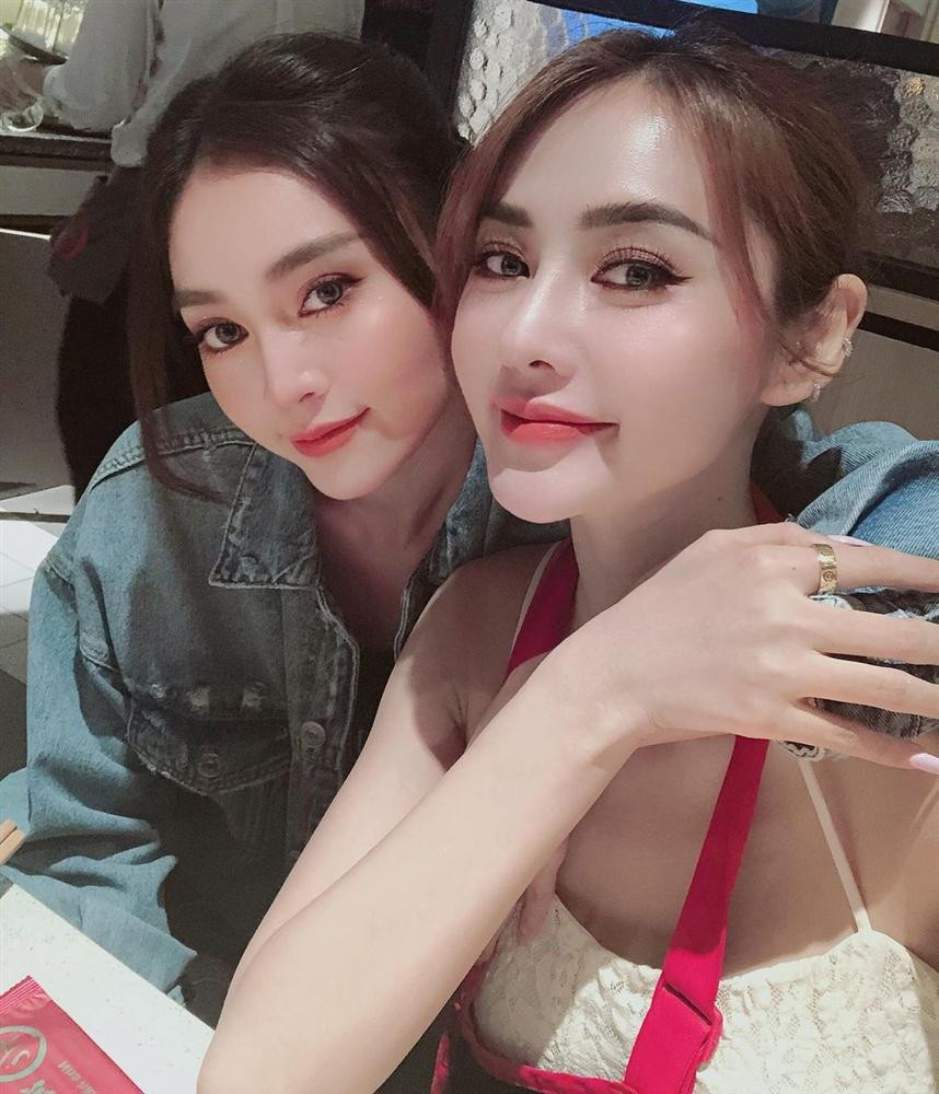 ó không phải lần đầu tiên đôi bạn thân khiến cộng đồng mạng "tá hỏa". Cả hai liên tục gây hoang mang với ngoại hình như chị em song sinh dù không cùng huyết thống.