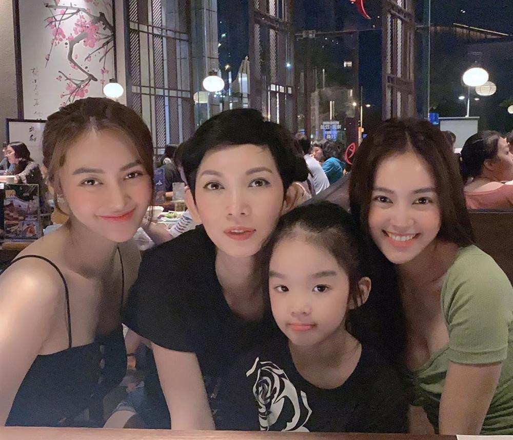 ới đây, dự tiệc sinh nhật bé Thỏ - con gái cựu mẫu Xuân Lan, cặp bạn thân Ninh Dương Lan Ngọc - Linh Chi khiến nhiều người hoảng hốt. Dân mạng phải dụi mắt mới phân biệt nổi 2 mỹ nhân vì quá giống nhau.