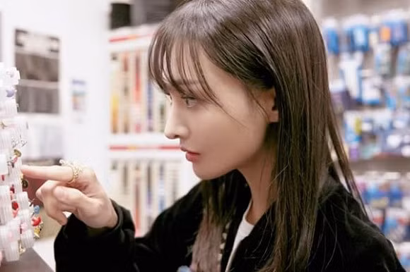 Chiếc mũi thiếu tự nhiên khiến nhiều người nuối tiếc nhan sắc Trịnh Sảng khi xưa Không chỉ ám ảnh về nhan sắc, việc tăng giảm cân thất thường cũng là nguyên nhân khiến cho "nữ thần thanh xuân" trông hốc hác, mệt mỏi.