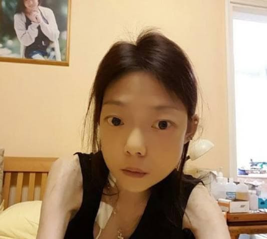 Người chồng cô yêu thương, khiến cô hy sinh nhan sắc cũng rời bỏ. Hiện tại, Ngũ Trí Hằng có cơ thể lão hóa như một bà lão 80, không thể di chuyển vì thể chất quá yếu ớt.