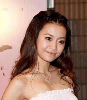 Năm 22 tuổi, cô kết hôn với thiếu gia thừa kế tập đoàn Vĩnh An - Quách Vĩnh Thuần. Cuộc hôn nhân được nhiều người ngưỡng mộ vì trai tài gái sắc.