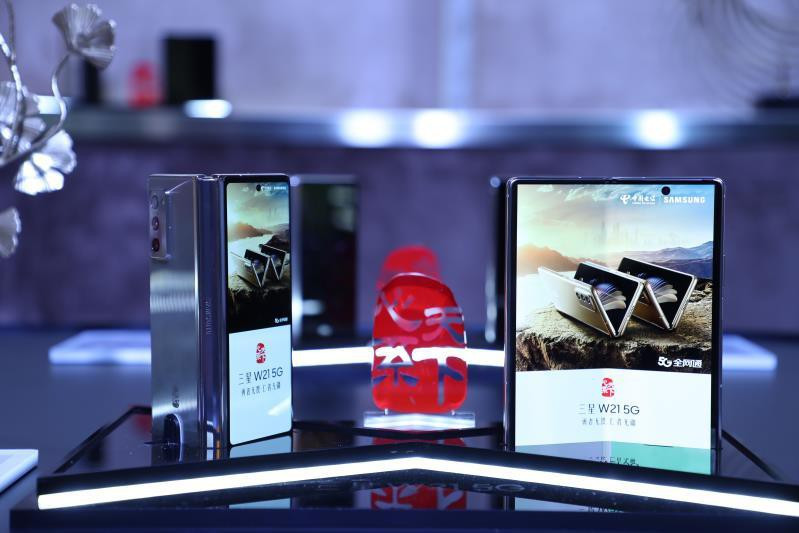 Samsung Galaxy W21 5G co gia ban gan 70 trieu dong-Hinh-3