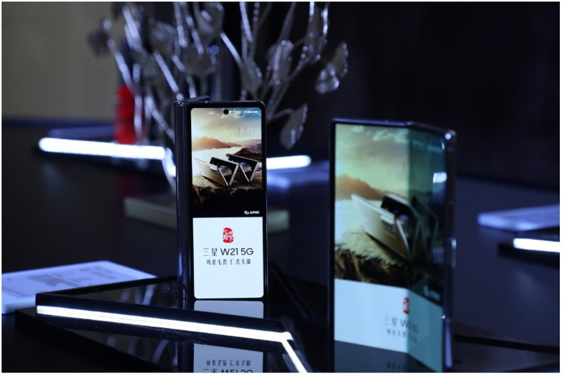 Samsung Galaxy W21 5G co gia ban gan 70 trieu dong-Hinh-2