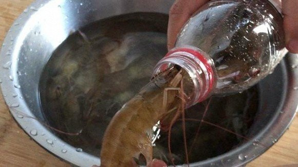 Mua tôm đừng bỏ vào tủ lạnh, làm thêm bước này để khử mùi - Hình 2 Mua tom dung bo vao tu lanh, lam them buoc nay de khu mui-Hinh-2