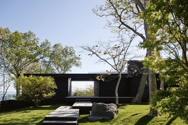 Cạnh bên căn biệt thự chính là một ngôi nhà khách nhỏ nhắn được trang bị đầy đủ tiện nghi cao cấp. Ảnh: Vogue.