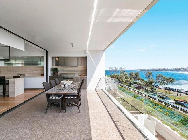 Căn hộ 3 phòng ngủ tại Sydney này nổi bật với nhà bếp hiện đại, sàn gỗ sồi sang trọng, và khu vực ban công rộng rãi, thoáng đãng. Ảnh: Haute.