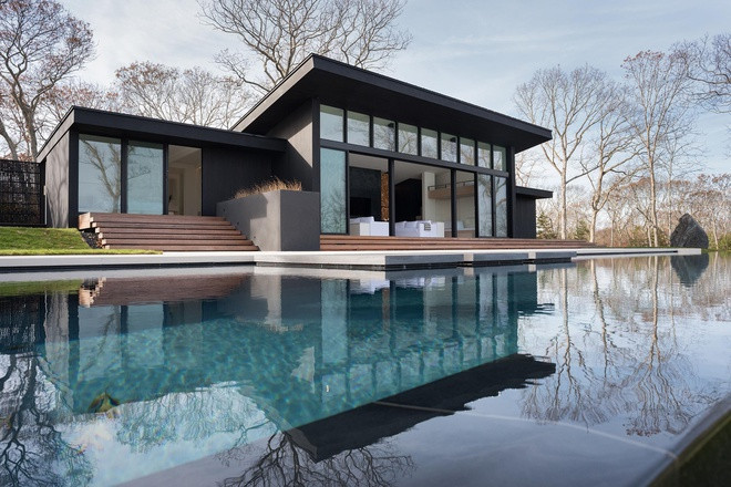 Vợ chồng Hugh Jackman sở hữu một căn biệt thự nghỉ dưỡng sang trọng tại khu Hamptons, tiểu bang New York, Mỹ. Ngôi nhà mang 2 màu đen trắng chủ đạo để tạo nên nét tương phản độc đáo. Ảnh: Vogue.