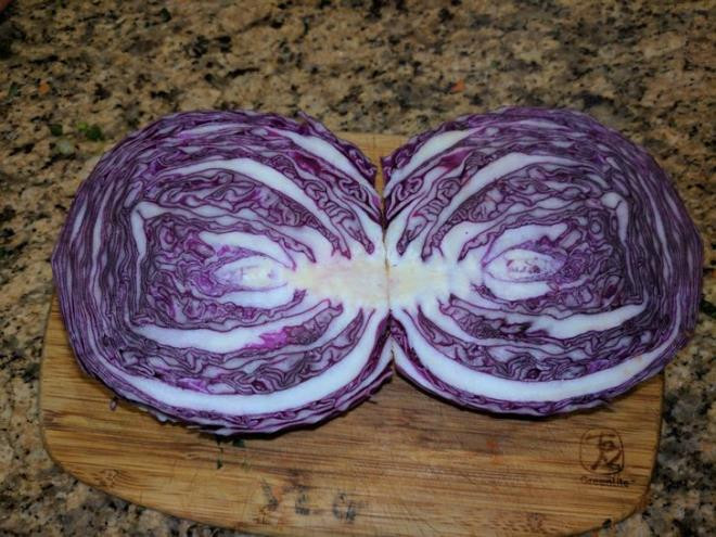 Lõi bắp cải: Phần lớn chúng ta đều bỏ đi lõi của bắp cải vì dai, khó nhau và vị hơi chua. Nhưng khi được nấu chín đúng cách, lõi bắp cải cũng có thể trở thành món ăn tốt cho sức khoẻ.