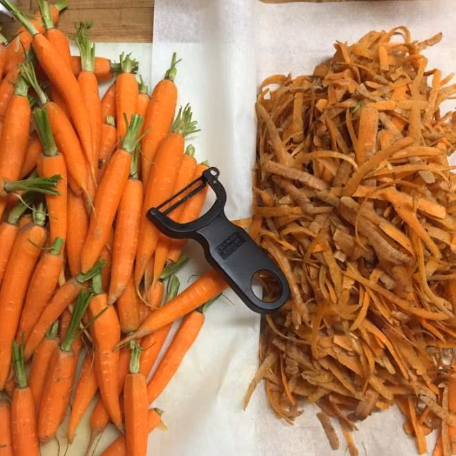 Vỏ cà rốt: Nhiều người thường có thói quen nạo đi lớp vỏ ngoài của củ cà rốt mà quên mất rằng chúng chứa rất nhiều vitamin C tốt cho sức khoẻ. Vì vậy, khi chế biến, bạn không nên vứt bỏ vỏ cà rốt mà chỉ cần rửa thật sạch bên ngoài và đem đi chế biến.