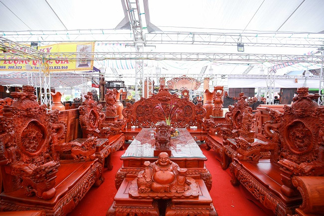 Bo ban ghe go dinh huong gia hon nua ty dong-Hinh-4