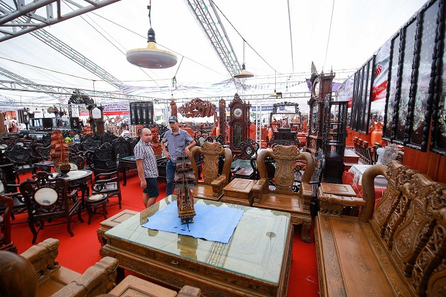 Bo ban ghe go dinh huong gia hon nua ty dong