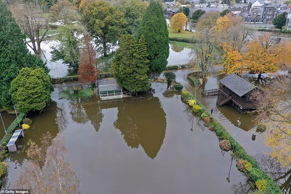 Ngán ngẩm cặp đôi chụp selfie sống ảo giữa mưa bão - Hình 3 Ngan ngam cap doi chup selfie song ao giua mua bao-Hinh-3