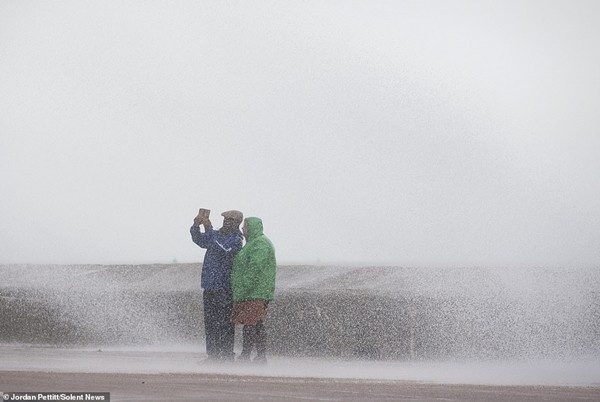 Ngán ngẩm cặp đôi chụp selfie sống ảo giữa mưa bão Ngan ngam cap doi chup selfie song ao giua mua bao